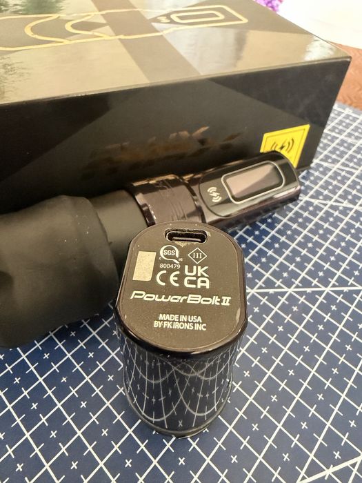 Maquina Tattoo Pen FK Irons Flux Max Stealth com 2x PowerBolt II