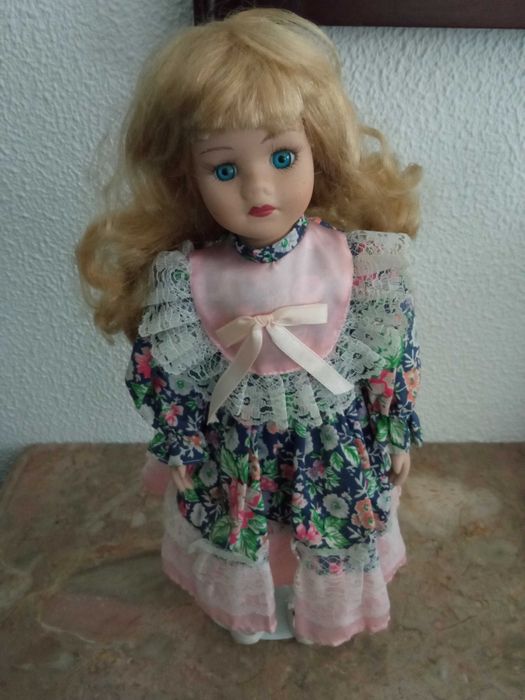 Linda boneca de porcelana