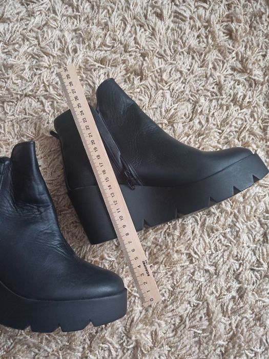 Чобітки жіночі .