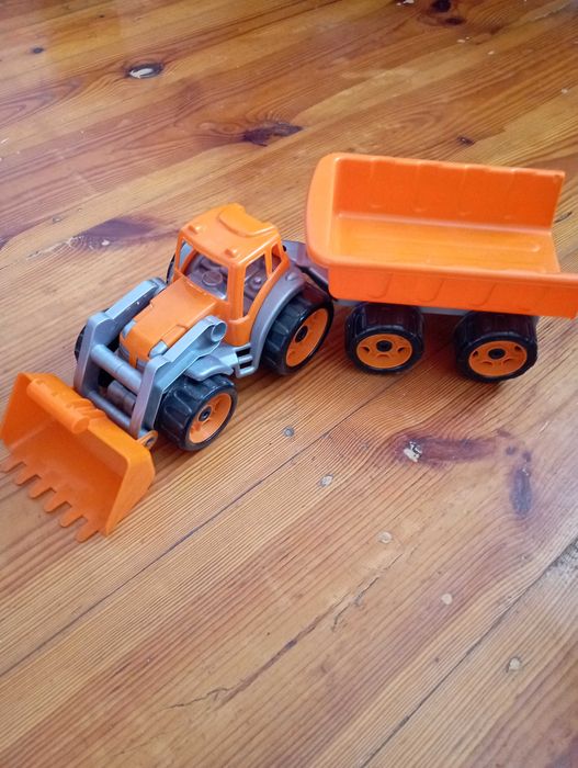 Великий трактор з прицепом на Миколая хлопчику