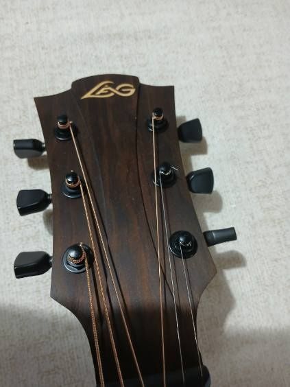 Gitara elektroakustyczną LAG  T 70 DCE