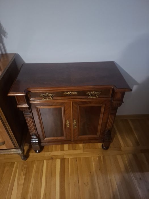 Sprzedam bardzo ładną serwantkę