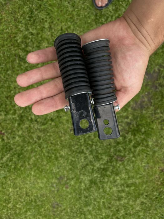 Ніжки пасажира на мотоцикл