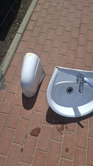 Zlew łazienkowy z baterią