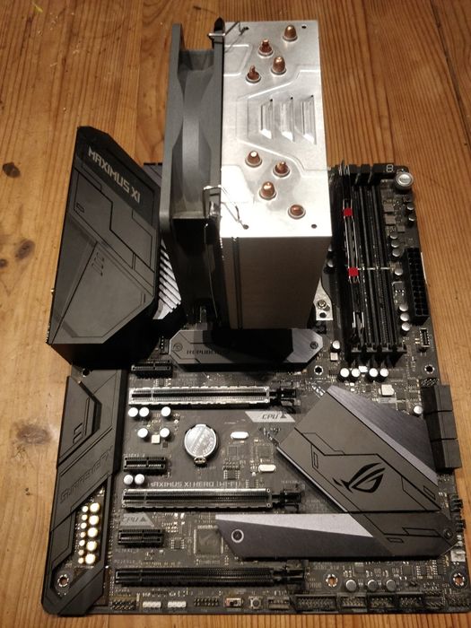 Asus ROG Maximus XI + Intel i7 9700 + 8GB RAM DDR4