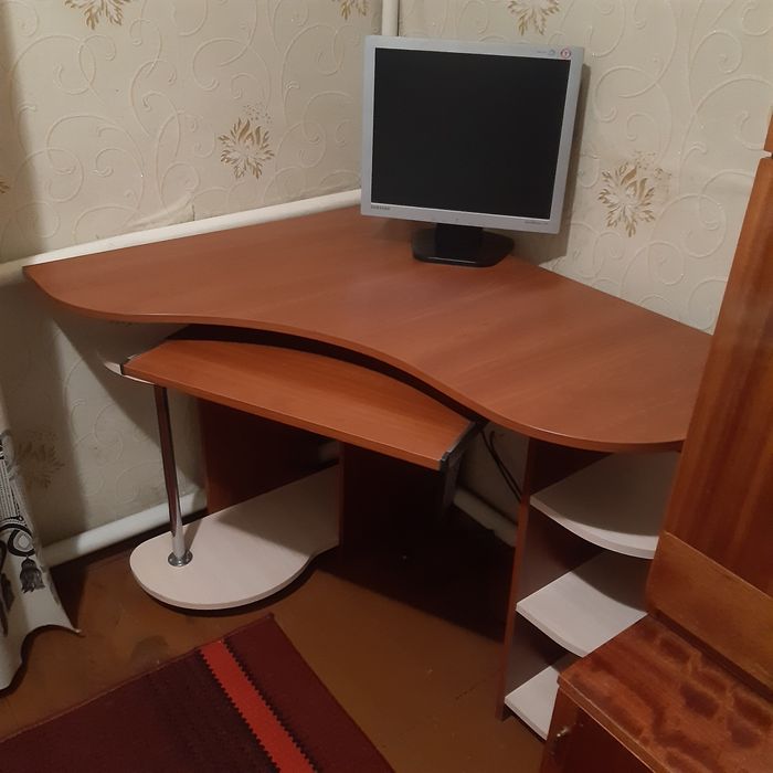 Продається ком'пьютерний стіл кутовий