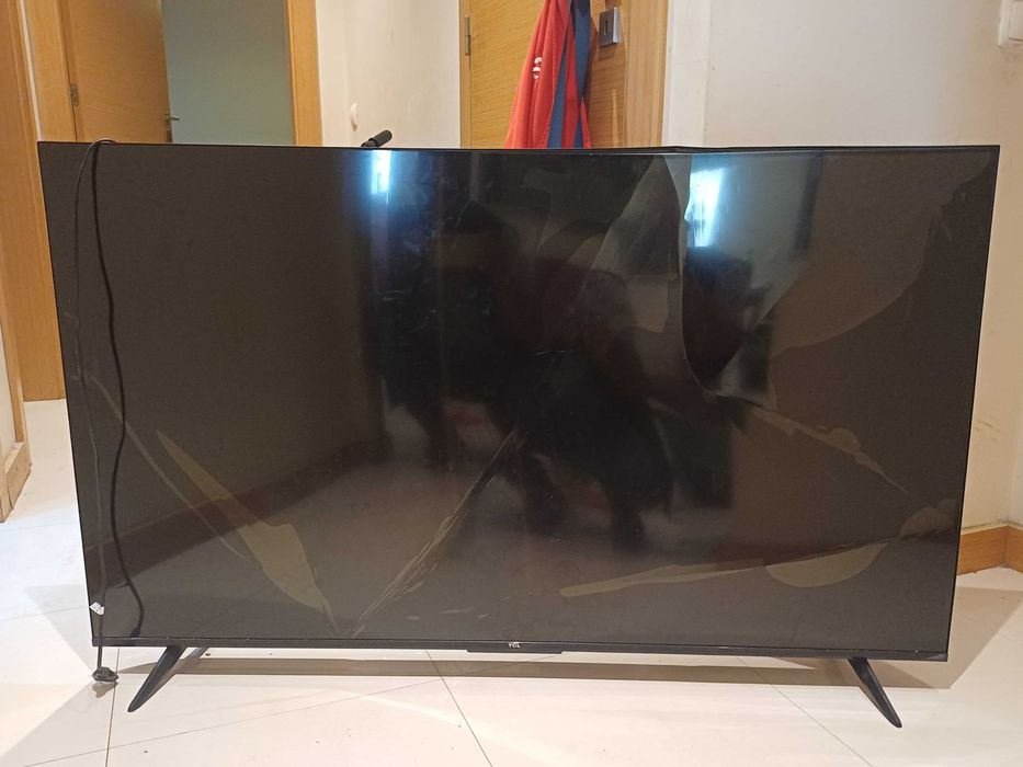 Peças televisão tcl 55p61b ecra partido tem cerca de 1 ano e 3 meses de uso