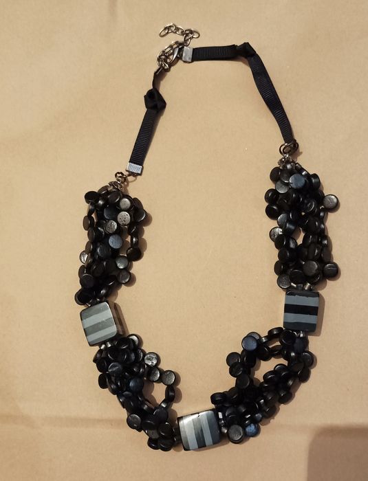 Colar curto com peças pretas