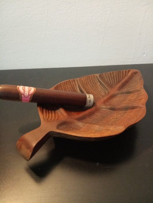 Original Cinzeiro em madeira esculpida à mão, forma de folha e charuto