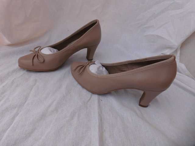 Brenda Zaro beżowe skórzane czółenka baleriny na obcasie 36