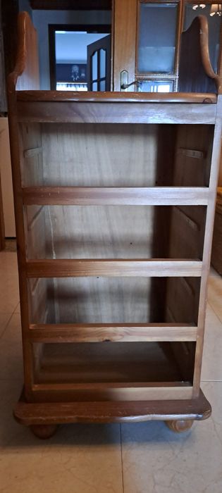 Móvel de madeira sem gavetas.