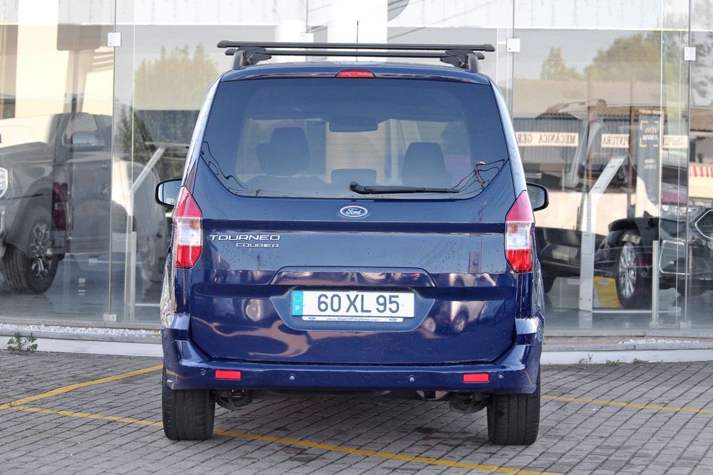 Ford Tourneo Courier 1.0 EcoBoost Titanium