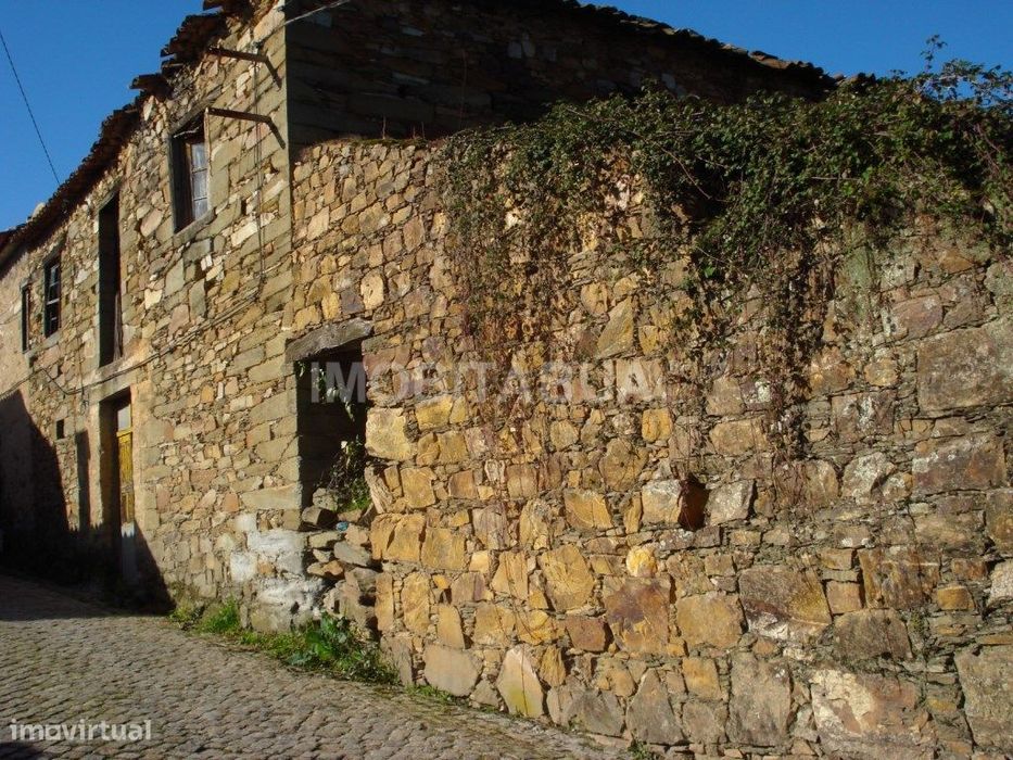 Propriedade com ruína e terreno, situada na aldeia de Mouronho.
