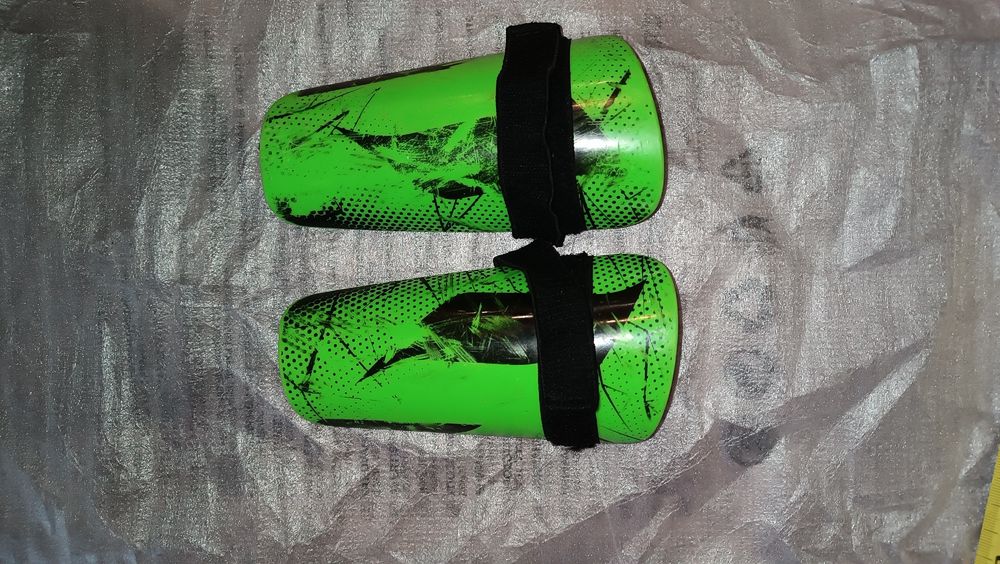 Продам дитячі футбольні щитки