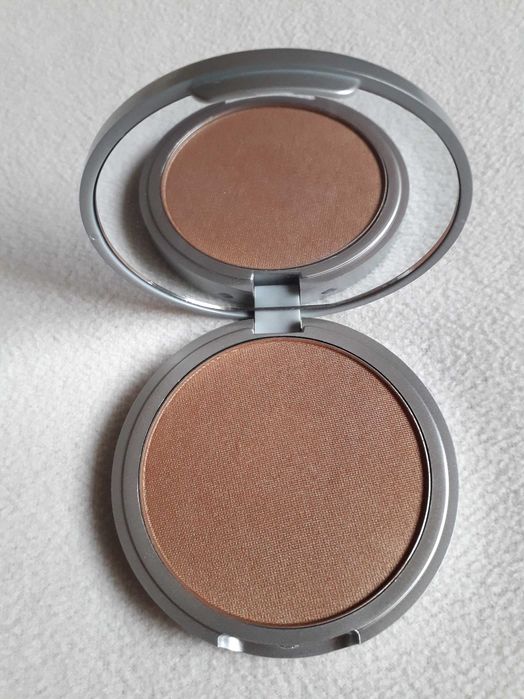 theBalm Betty-Lou Manizer Bronzer - Portes Incluidos