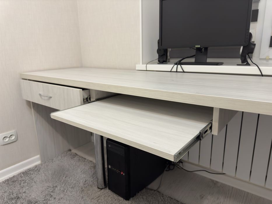 Просторий робочий стіл