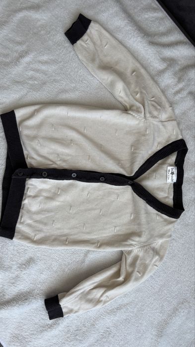 Beżowy sweter dziecięcy zapinany r. 98