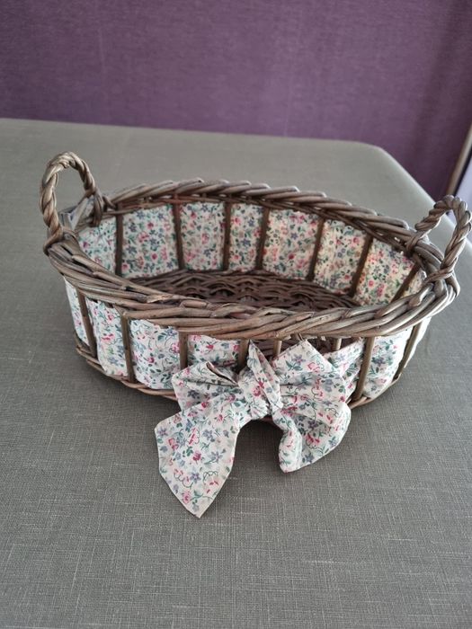 Cesta em vime com faixa em tecido