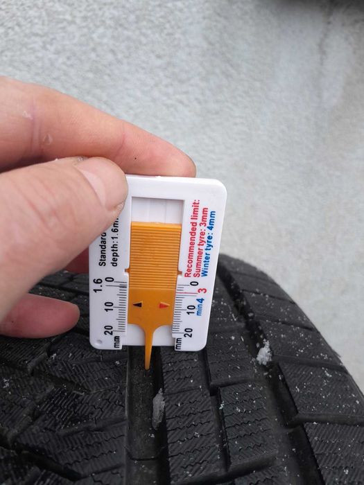 Sprzedam opony zimowe (4 sztuki) 235/50/18, cena 800