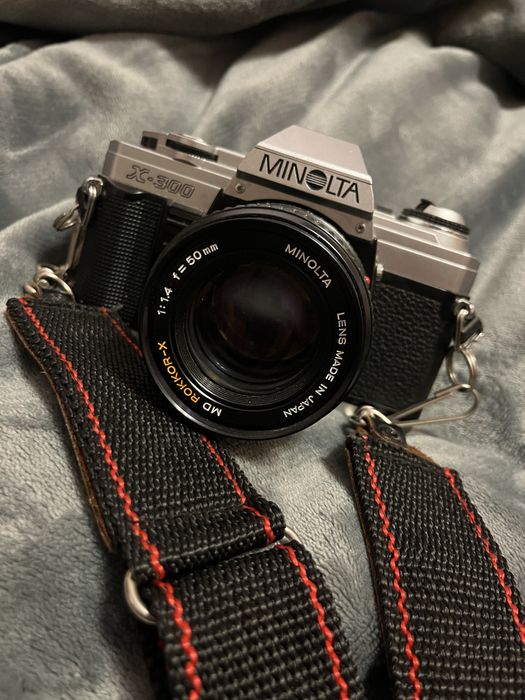 Minolta X-300 плівкова дзеркальна камера  та два обʼєктиви