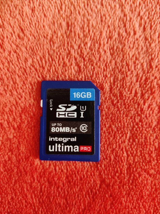 Kit Máquina Fotográfica CANON EOS 2000D + Lente 18-55 mm + Tripé Hama