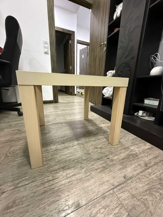 Small table for sale, pickup available at Parque das Nações64297938841987121