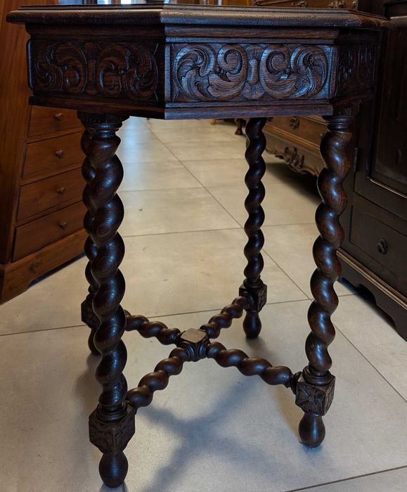 Bardzo ładny dębowy mały stół,stolik