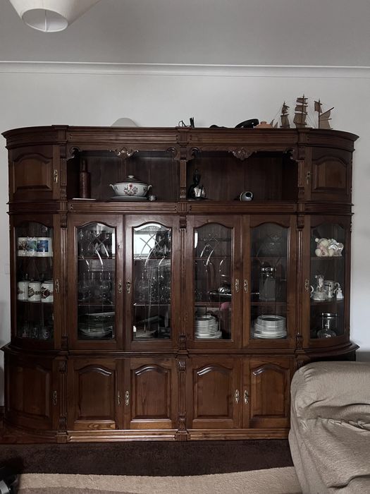 Móvel de louças em mogno