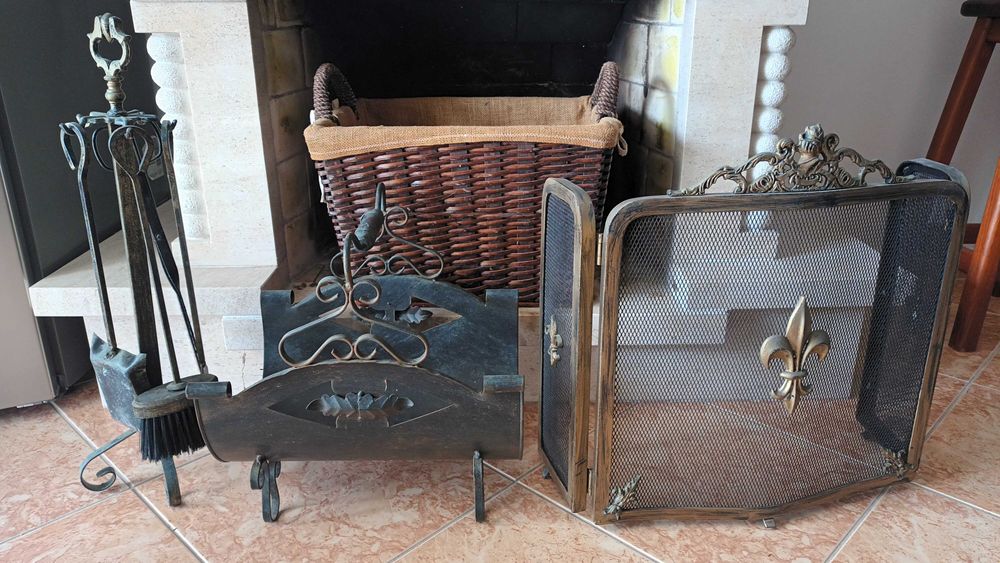 Conjunto de artigos para lareira.