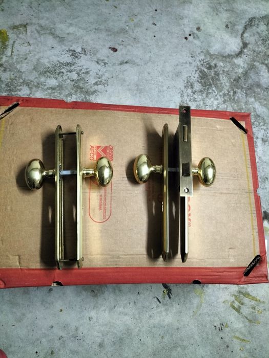 Dois puxadores de porta em latão