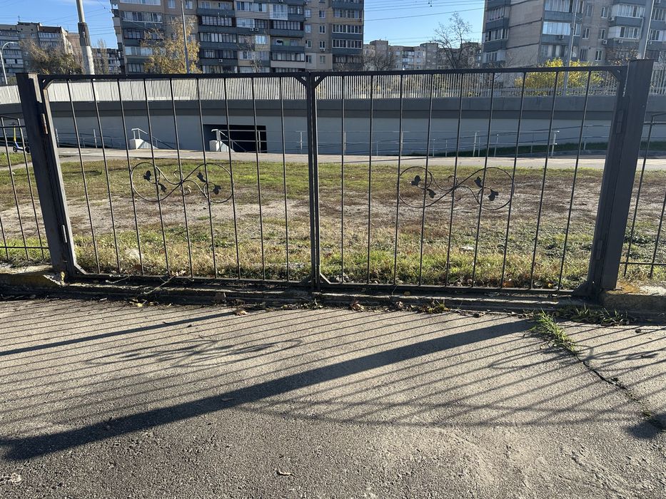 Металеві секціі огорожі (огорожа, забор, ворота)