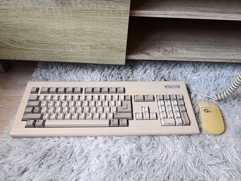 Amiga 2000 commodore stary komputer niezwykle rzadki