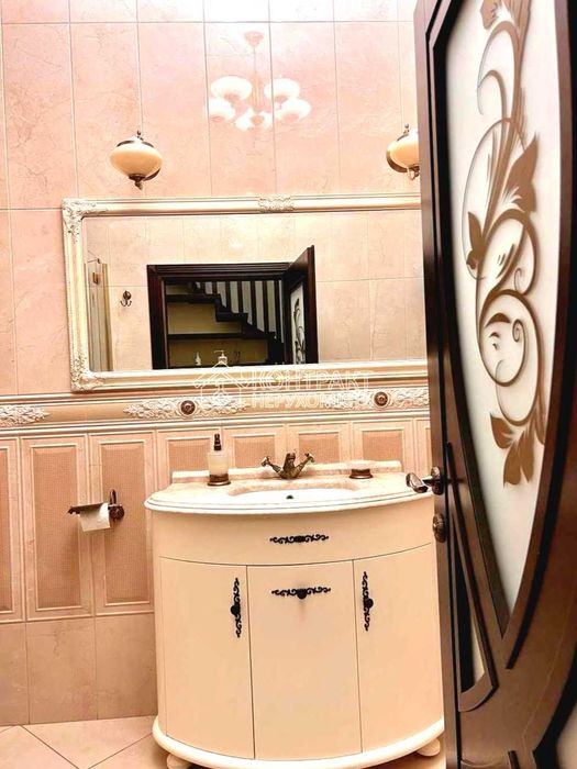 Продам будинок котедж 307 м2, з бомбосховищем, м. Студентська
