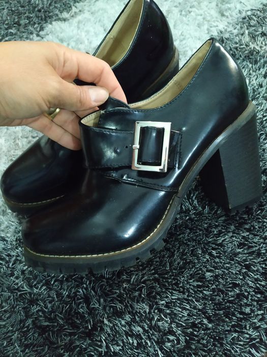 Sapato cor preto muito lindos tamanho 39. Só usados uma vez.