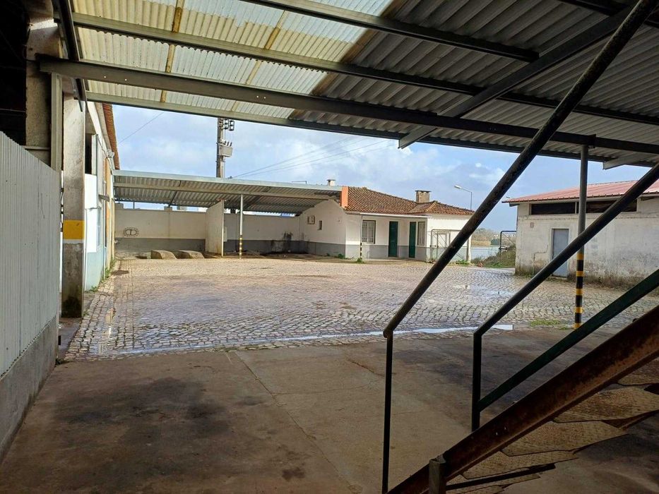 Arrenda-se oficina/ armazém