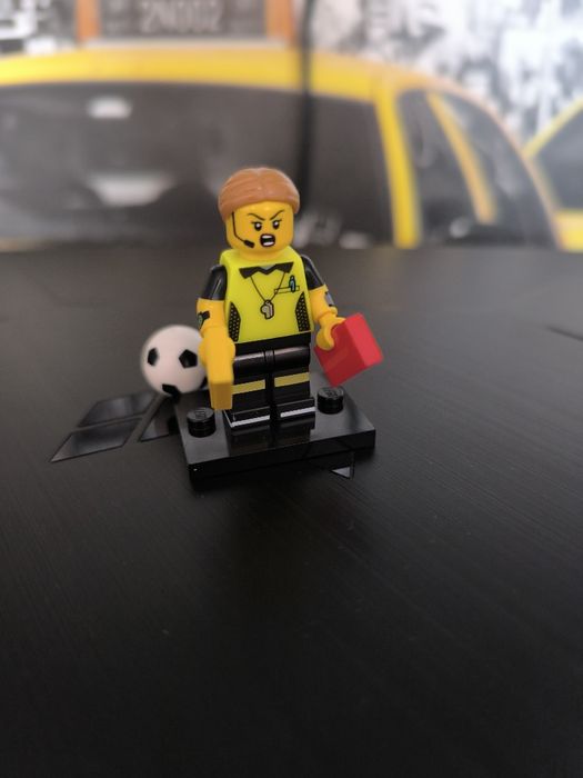 Lego 71037 seria 24 minifigurka sędzia piłkarski