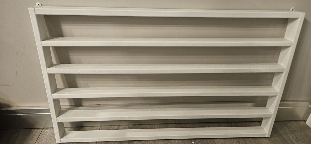 Biała półka wisząca