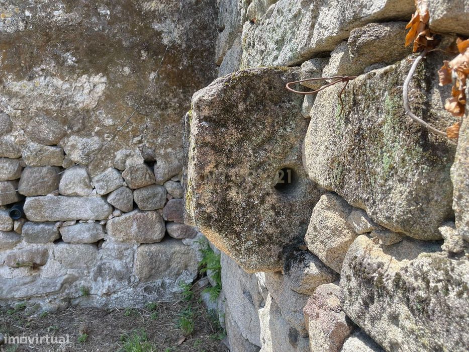 Moradia de 220 metros quadrados, construída em granito, a precisar de