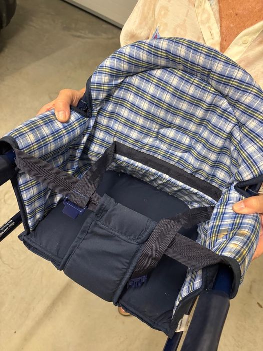 Cadeira de refeicao de apoio a Bebe/crianca para apoiar a mesa de refeicoes, bem estimada