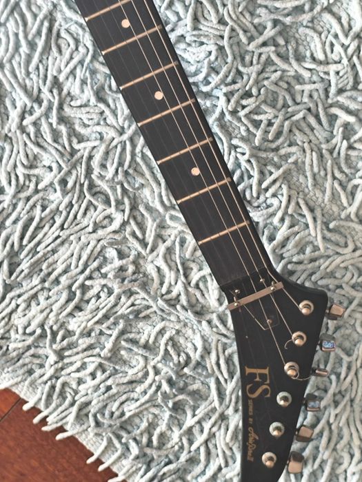 Guitarra elétrica dos anos 90, vendida no estado em que está.