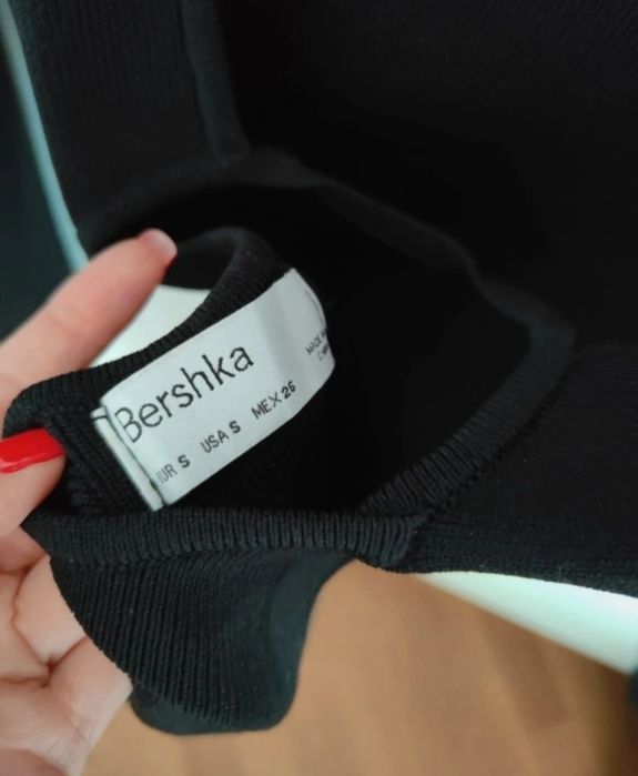 Czarna imprezowa sukienka mini z odkrytymi plecami dzianinowa glamour