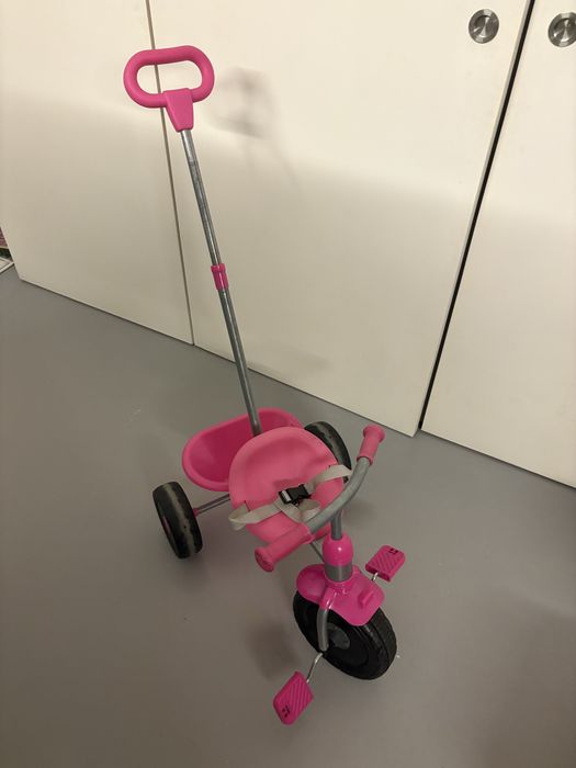 Triciclo bicicleta de criança com cinto, cesto e pega telescópica