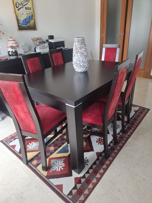Vendo mesa de jantar com 6 cadeiras estofadas e muito confortáveis. A mesa é extensivel, fica com capacidade para 8 pessoas