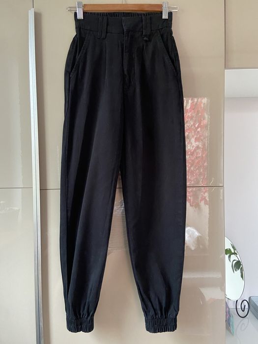 Czarne joggersy z wyzszym stanem Pull&Bear