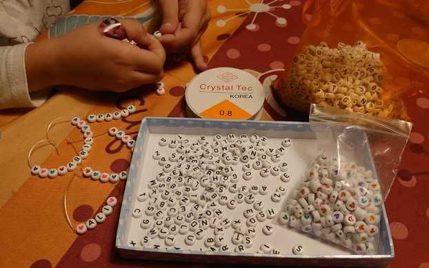 1400 Letras e símbolos para acessórios bijuteria artesanato 7x4mm NOVO