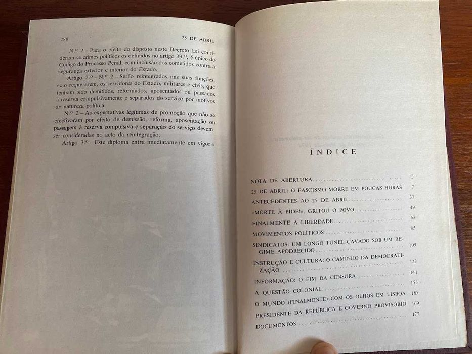 Livro 25 de Abril 2ª edição, encadernado