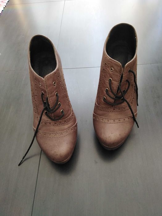 Sapato em Pele castanho