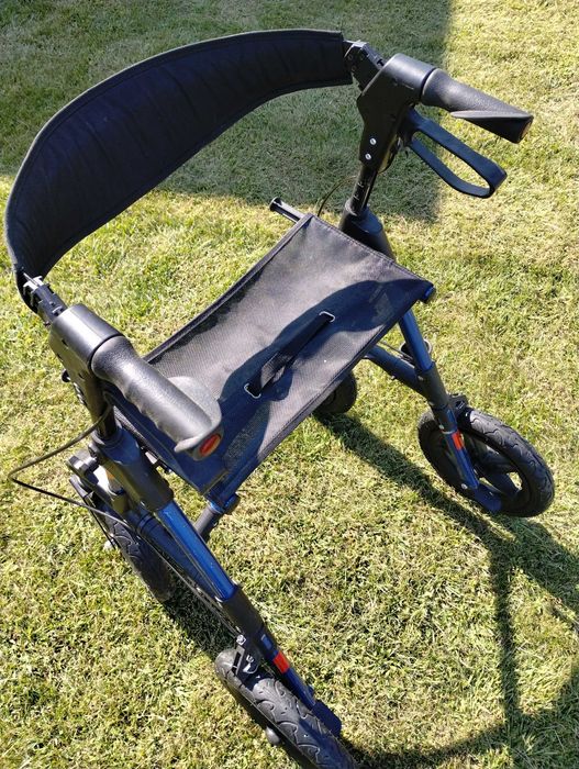 Aluminiowy chodzik na dużych pompowanych kołach.