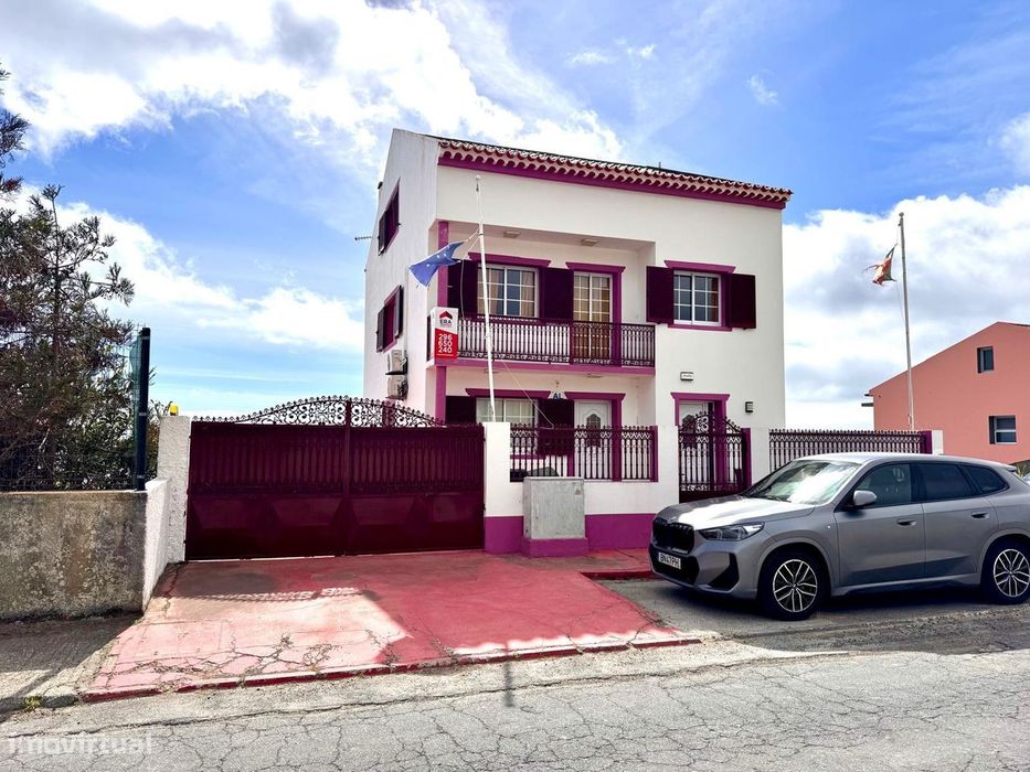 Moradia composta por 3 pisos com entradas independentes