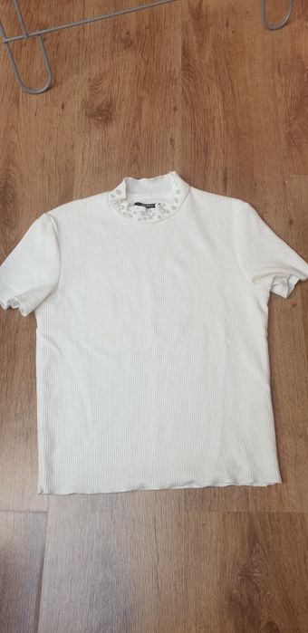 Biała obcisła elastyczna bluzka z kołnierzem w perły